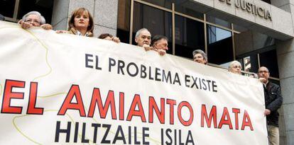 Concentración ante los juzgados de Bilbao este martes en recuerdo de las víctimas del terrorismo. 