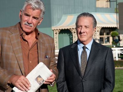 Dennis Farina y Dustin Hoffman en una escena de 'Luck'