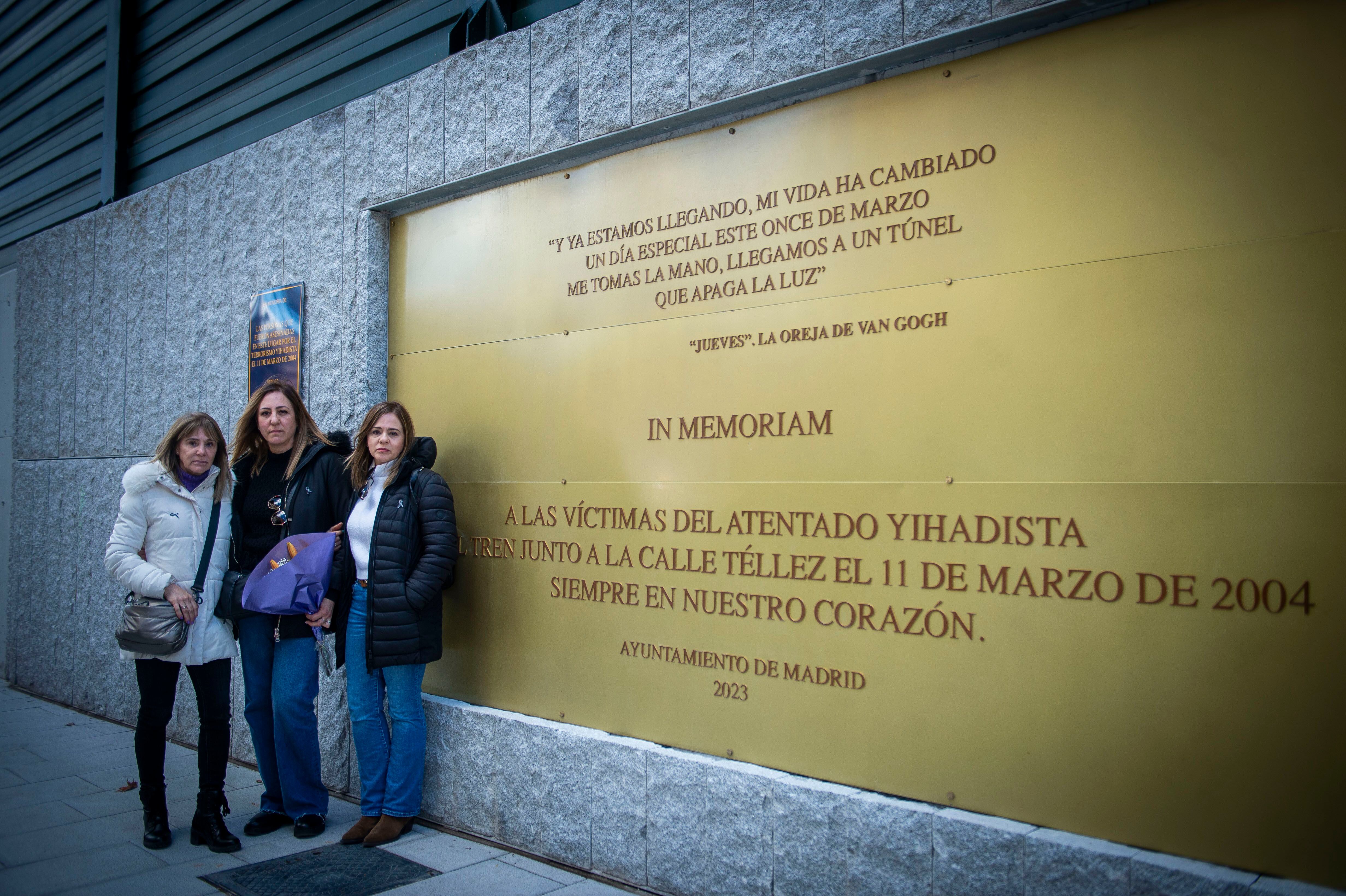 Isa Pedraza Pino, Mar Pedraza Pino y Lola Pedraza Pino, hermanas de María José, fallecida en los atentados, junto a la placa conmemorativa de la calle Téllez.
