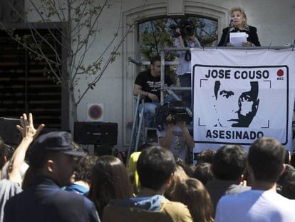 Varias personas se concentran en protesta por la muerte de José Couso en Madrid en 2014.