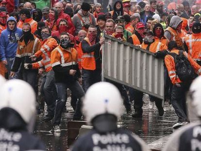 Enfrentamientos entre manifestantes y polic&iacute;a en una marcha contra los recortes, el pasado abril en Bruselas.