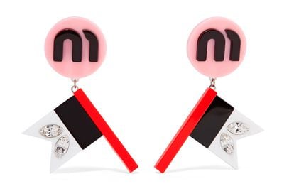 Pendientes de Miu Miu. A la venta en Net-a-Porter (250 euros).