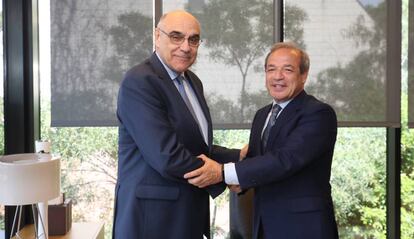 El ya ex presidente de Abertis, Salvador Alemany, junto a su sustituto en el consejo de la concesionaria, Marcelino Fernández Verdes.