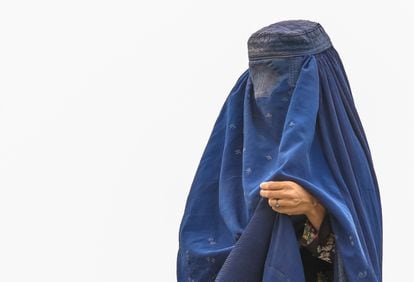 Una mujer con burka es vista en un campo de refugiados en Kabul, Afganistán.