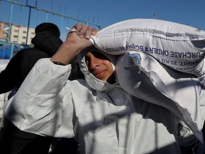 Un palestino transporta un saco de harina distribuido por la UNRWA en Rafah, al sur de la franja de Gaza.