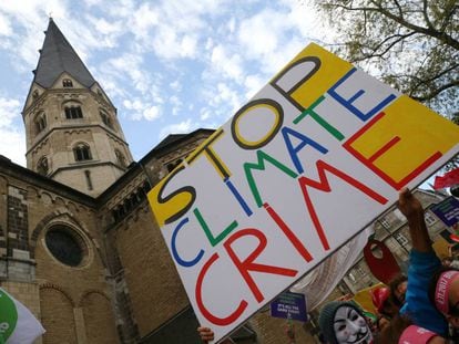 Marcha bajo el lema 'Protege el clima' dos días antes del inicio de la COP23 en Bonn, conferencia de la ONU sobre cambio climático organizada por Fiyi.