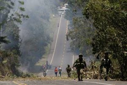 Integrantes del Ejército colombiano caminan por la vía que de Popayán conduce a Cali, al suroeste de Colombia.