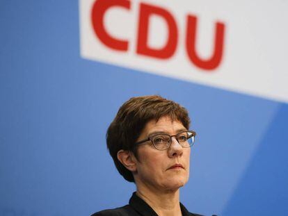 La presidenta de la Unión Demócrata Cristiana, Annegret Kramp-Karrenbauer, comparece en una conferencia de prensa en Berlín el lunes. 