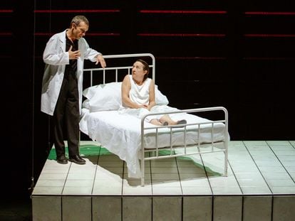 Una escena de la obra 'La madre de Frankenstein', con Blanca Portillo y Pablo Derqui.