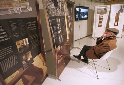 Un hombre lee varios de los paneles de la exposición abierta en San Sebastián.