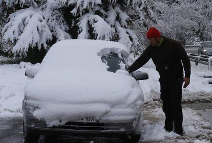 Un home neteja el seu cotxe a Vacarisses (Vallès Occidental).