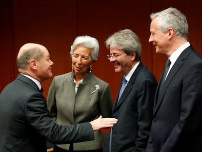 El ministro alemás de Finanzas Olaf Scholz, junto a Christine Lagarde, Paolo Gentiloni y Bruno Le Maire.