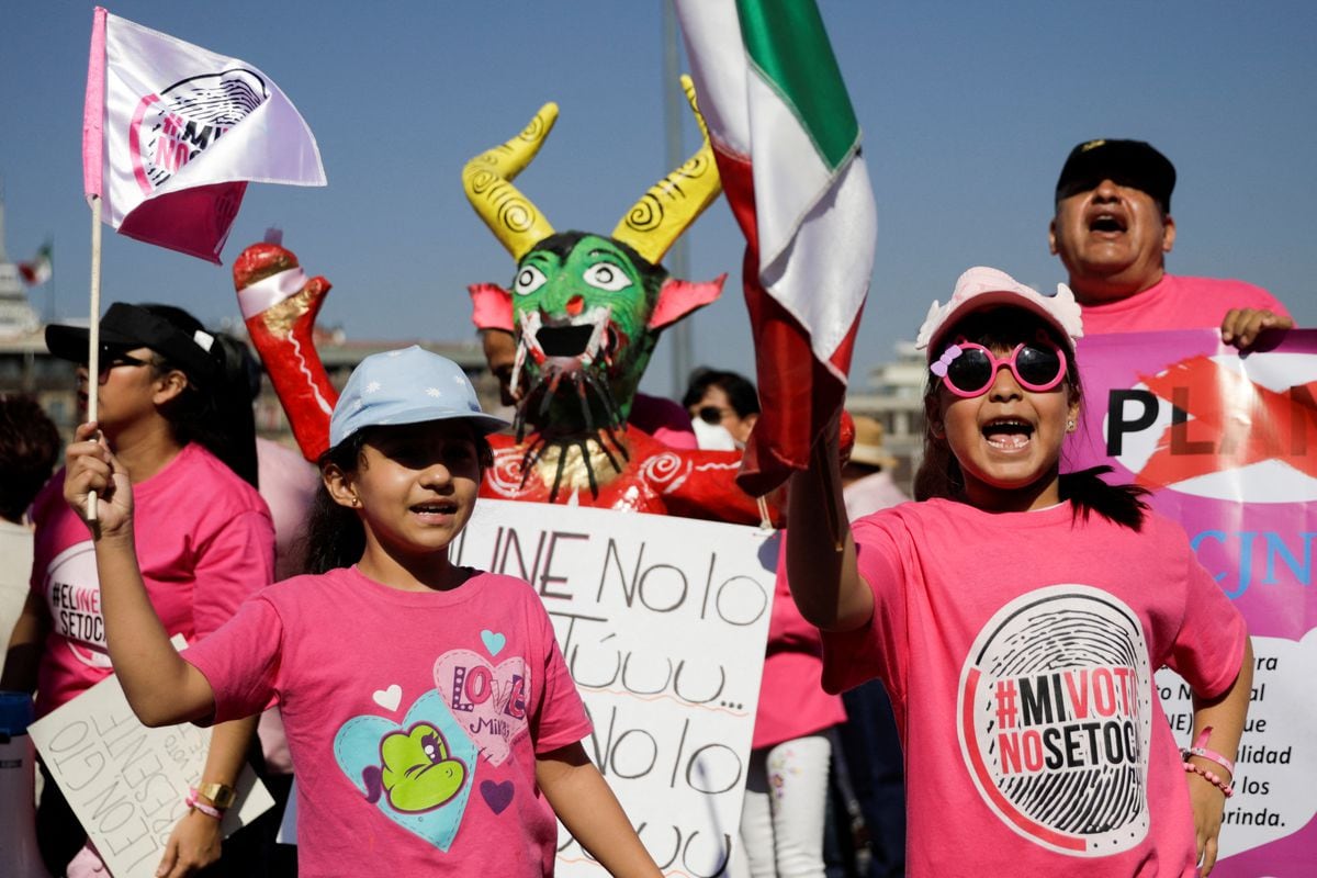 INE 2023 marzo: La protesta opositora en defensa del INE, en directo |  Manifestantes llenan el Zócalo de la Ciudad de México