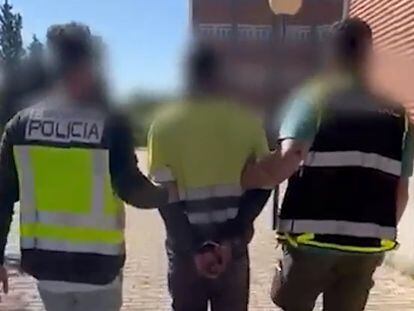 Dos policías trasladan esposado al presunto miembro de la pandilla Barrio 18 detenido el martes en Madrid.