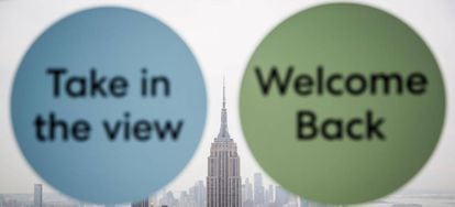 Letreros que forman parte de las medidas de seguridad del mirador del Rockefeller Center de Nueva York, que reabrió esta semana. 