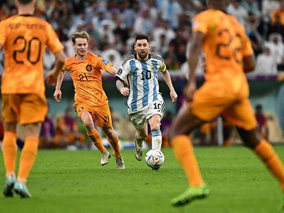 Messi controla el balón perseguido por Frenkie De Jong.