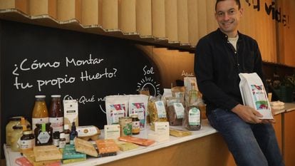Pablo Sánchez, fundador y CEO de Planeta Huerto, muestra algunos de los productos ecológicos que venden, como chocolates, miel, café o pasta.