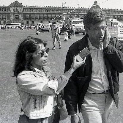 Regina Martínez entrevista a Andrés Manuel López Obrador tras una protesta en el Zócalo de Ciudad de México, en 1992.