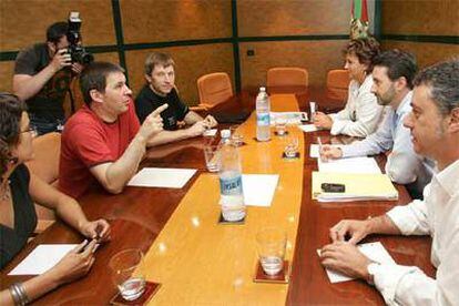 Arnaldo Otegi y Josu Jon Imaz encabezaron las delegaciones de Batasuna y del PNV que se reunieron ayer.