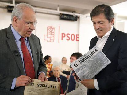 El presidente de la Comisi&oacute;n Gestora del PSOE, Javier Fern&aacute;ndez , y el presidente de la Fundaci&oacute;n Pablo Iglesias, Alfonso Guerra.