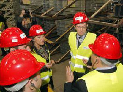 El presidente de la Xunta de Galicia, Alberto Núñez Feijoo y la conselleira de Trabajo y Bienestar, Beatriz Mato durante la visita a la fábrica Exlabesa dedicada a la transformación de aluminio y situada en el poligono industrial de la Picaraña, en el municipio de Padrón.