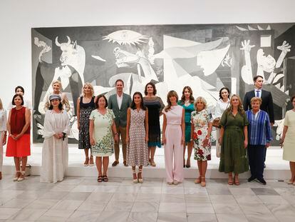 La reina Letizia y la mujer del presidente del Gobierno, Begoña Gómez, posan con el resto de los acompañantes de los mandatarios que asisten a la cumbre de la OTAN junto al 'Guernica' de Picasso en su visita al Museo Nacional de Arte Reina Sofía, el 29 de junio de 2022.