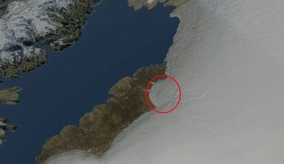 Imagen de satélite del glaciar Hiawatha, con la silueta del cráter señalada con un círculo rojo.