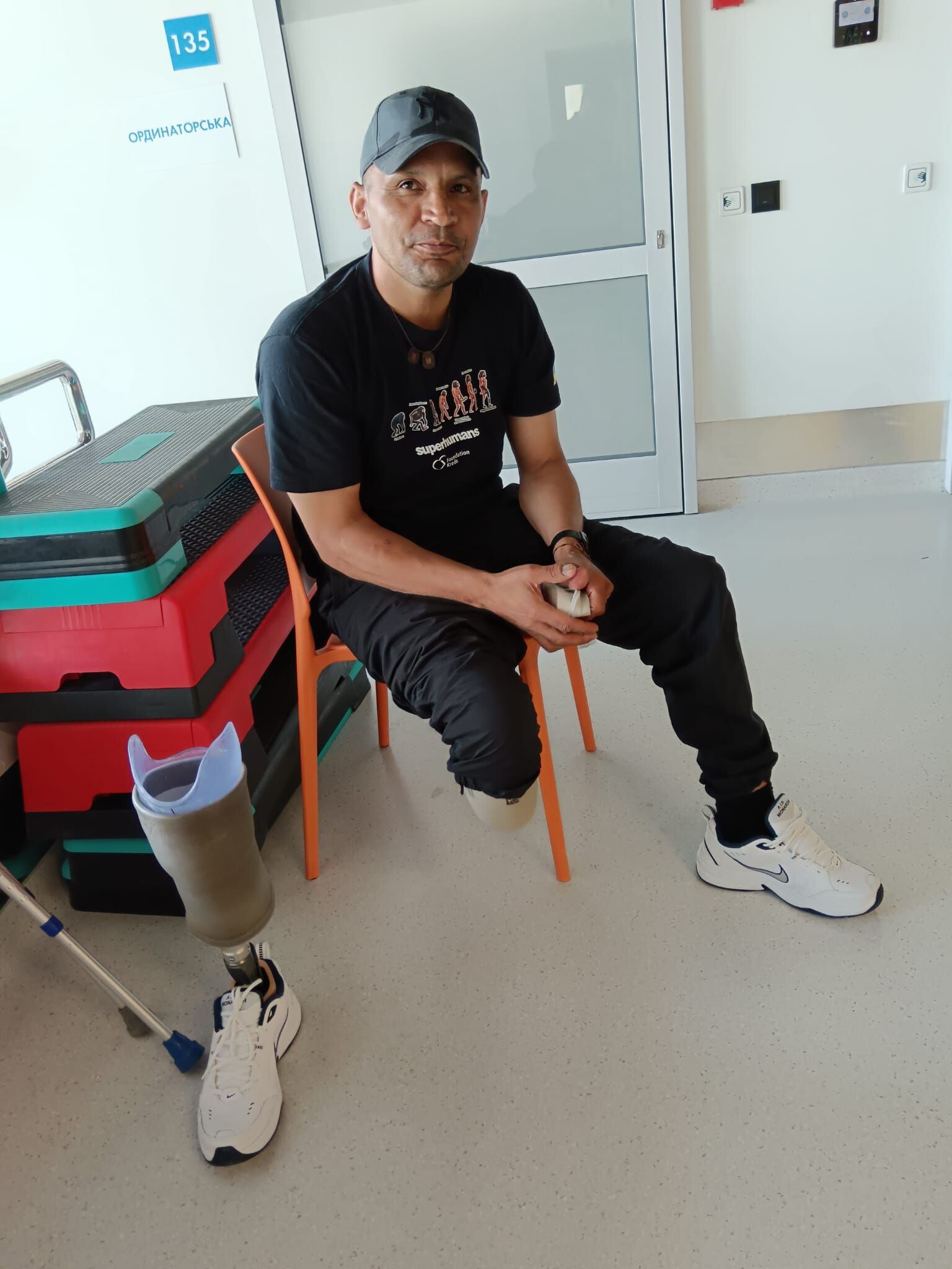 Albán Torres, um soldado colombiano de 43 anos, após terminar a terapia, esta sexta-feira no Vinniki Supermen Center, no oeste da Ucrânia.