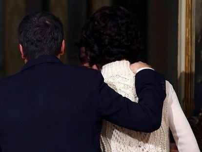 El primer ministro italiano Renzi se va con su esposa Agnese al final de la rueda de prensa en Roma.