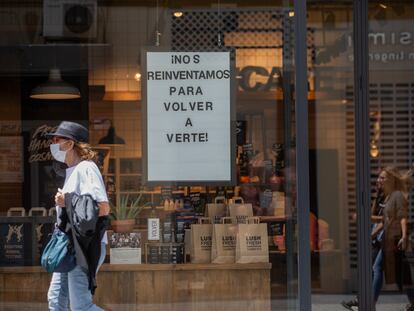 Tienda en Sevilla durante la primera fase de desescalada.