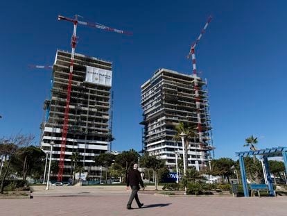 Construcción de dos edificios de viviendas en Málaga, el pasado enero.