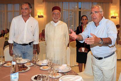 Esteban González Pons (a la izquierda), junto al presidente de Melilla , Juan José Imbroda, y el líder de la Asociación Religiosa Musulmana Sidi Dris Abdelkader, durante el acto de ruptura del ayuno de Ramadán organizado ayer por la ciudad autónoma.