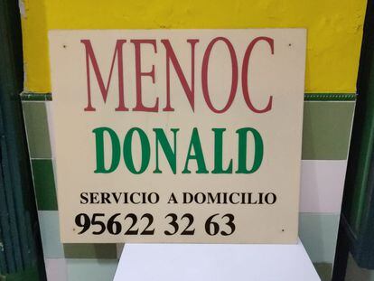 Antiguo cartel de la hamburguesería de Cádiz a la que McDonald's exigió cambiar el nombre, justo después de su retirada, en una imagen cedida por el negocio.