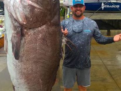 Jason Boyll, junto al mero pescado en Florida, imagen que ha publicado en Instagram.