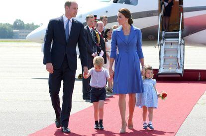 Los duques de Cambridge con sus hijos, los pr&iacute;ncipes Jorge y Carlota, en Berl&iacute;n el pasado julio.