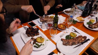 Comida en familia en un restaurante de Terrassa, el pasado día 18 de diciembre.