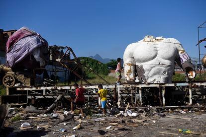 Unos niños jugaban entre restos abandonados de algunos preparativos del Carnaval de 2021, el pasado octubre en Río de Janeiro.