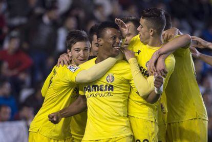 Los jugadores del Villarreal felicitan a Uche tras marcar el segundo gol.