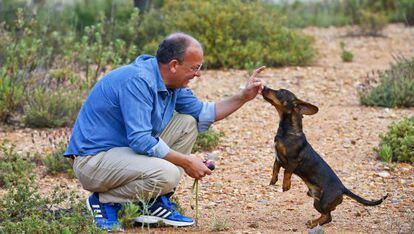 Monago hace carantoñas a su perro, Tim, en su casa de Badajoz