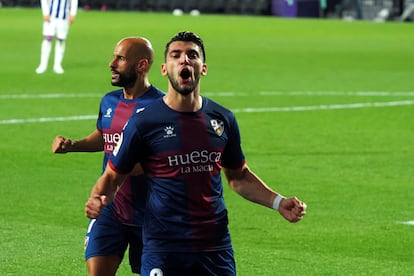 El delantero del Huesca Rafa Mir (en primer término) celebra uno de sus goles ante el Valladolid este viernes en el estadio José Zorrilla.