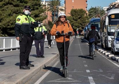 Un control policial de Valencia, en noviembre pasado, controla la circulación de patinetes, bicicletas o vehículos de movilidad personal (VMP).