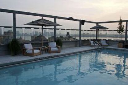 Piscina en la azotea del hotel Gansevoort, con vistas del Meatpacket District y Chelsea, en Nueva York.