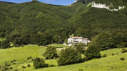 Imagen general de la ubicaci&oacute;n del hotel siniestrado, pegado a la falda del monte.