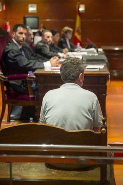 Francisco Javier M.N. (de espaldas), presunto autor de la muerte de su pareja, Amagoia Elezkano, en la primera sesión del juicio en su contra.