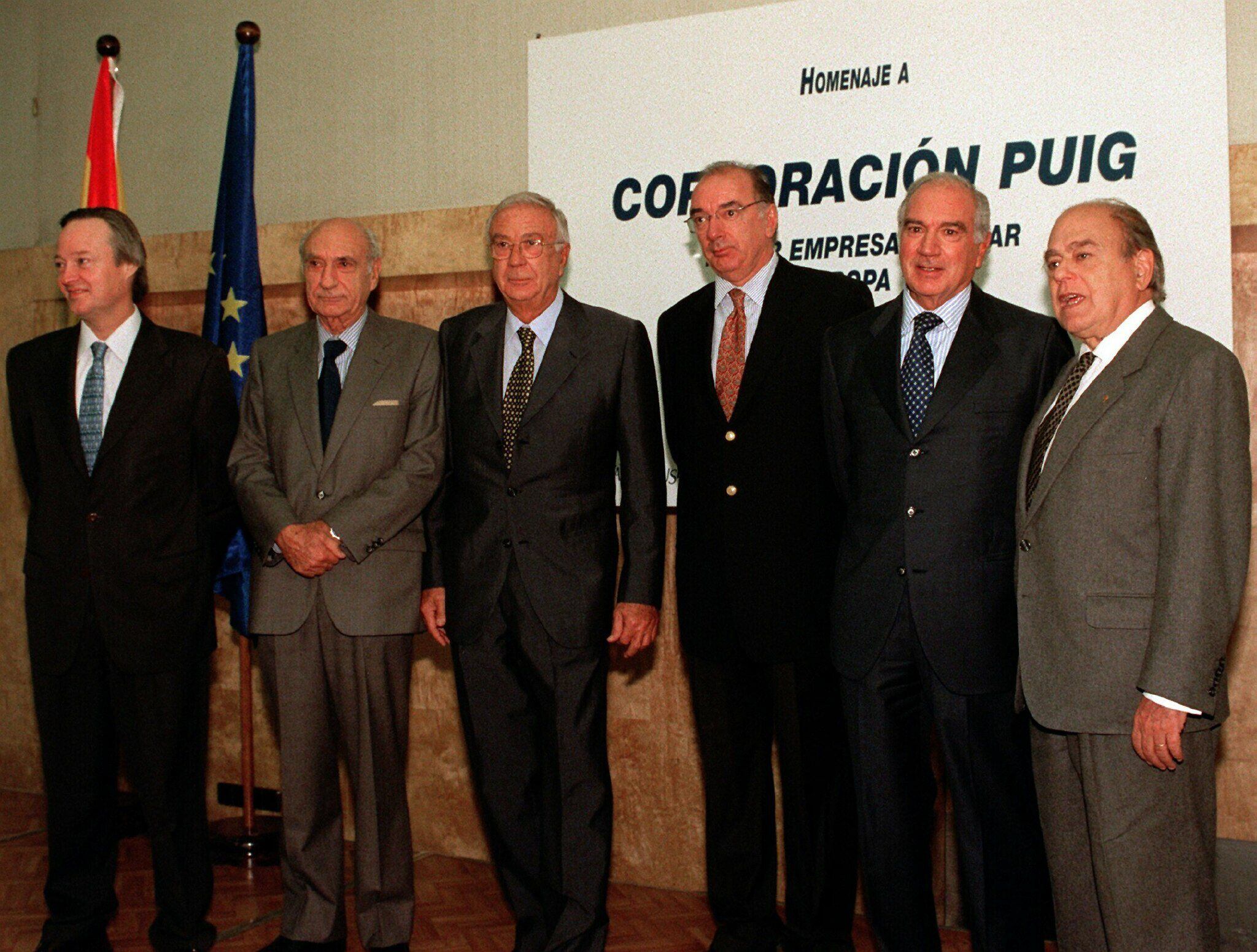 Los cuatro hermanos Puig Planas, Antonio, José María, Enrique y Mariano, segunda generación de la familia, en un homenaje recibido en  1998 junto al entonces ministro de Industria, Josep Piqué, y el expresidente de la Generalitat, Jordi Pujol.