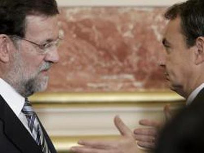Zapatero y Rajoy conversan durante un acto en el Congreso