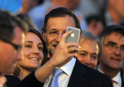 Mariano Rajoy se fotograf&iacute;a con una simpatizante en Oviedo.