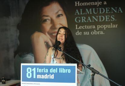 La hija de Almudena Grandes, Elisa García Grandes, en el homenaje a su madre, en la Caseta Madroño de la Feria del Libro