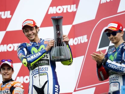 Rossi celebra la victoria ante M&aacute;rquez y Lorenzo