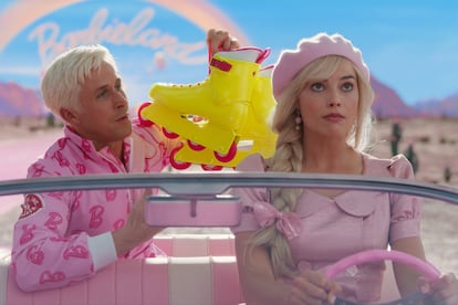 Margot Robbie y Ryan Gosling en un fotograma de la película.